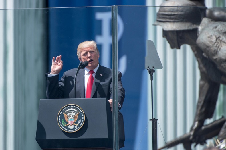 Prezydent USA Donald Trump 6 lipca 2017 r. na placu Krasińskich w Warszawie podczas przemówienia do narodu polskiego, które było jednym z jego najważniejszych wystąpień wygłoszonych poza granicami Stanów Zjednoczonych. Fot. PAP/Paweł Supernak