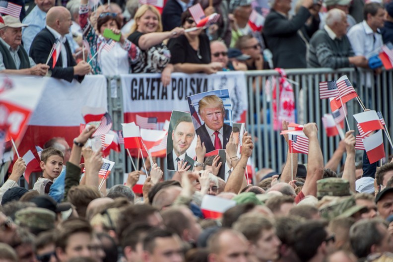 6 lipca 2017 r. na placu Krasińskich w Warszawie podczas przemówienia do narodu polskiego, które było jednym z jego najważniejszych wystąpień wygłoszonych poza granicami Stanów Zjednoczonych. Fot. PAP/Paweł Supernak