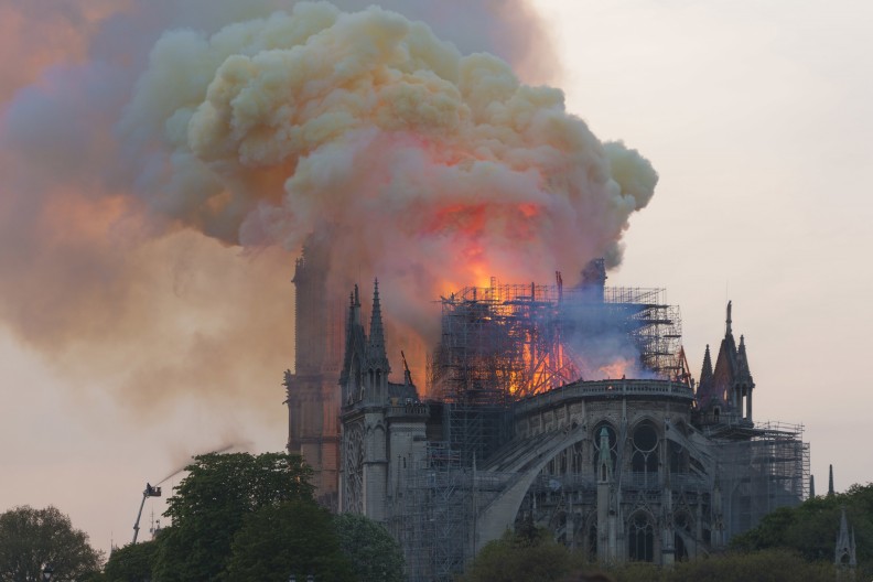 Pożar paryskiej katedry Notre Dame w 2019 r. był dla wielu wydarzeniem symbolicznym w świetle tego, co dzieje się z wiarą katolicką we Francji, fot. wikipedia, Autorstwa GodefroyParis - Praca własna, CC BY-SA 4.0, https://commons.wikimedia.org/w/index.php?curid=78090147 