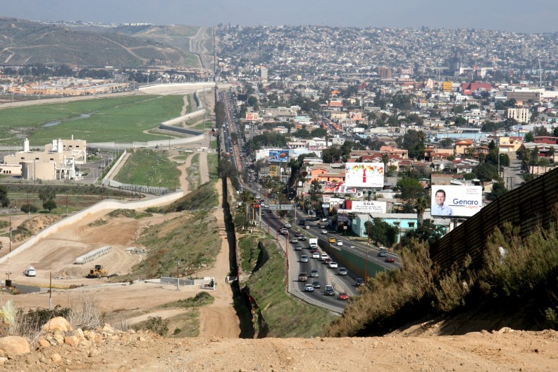 Joe Biden wstrzymał budowę muru na granicy USA (na zdjęciu po lewej stronie) – Meksyk (na zdjęciu po prawej). Budowa ta była istotnym elementem polityki Donalda Trumpa. Fot. Sgt. 1st Class Gordon Hyde, Public domain, via Wikimedia Commons