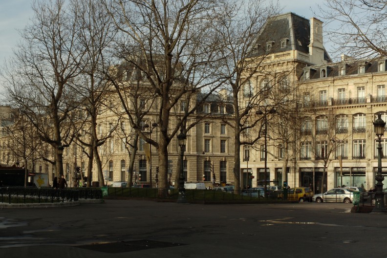 Plac Republiki w Paryżu, fot. autorstwa Coyau / Wikimedia Commons, CC BY-SA 3.0, https://commons.wikimedia.org/w/index.php?curid=6199330
