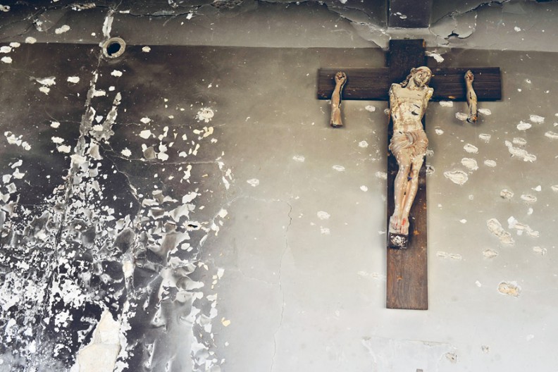 Figura z Karemlash to nie jedyny święty wizerunek, który ucierpiał z powodu nienawiści do chrześcijan. Na zdjęciu krzyż zniszczony przez dżihadystów. fot. Adam Bujak z albumu 