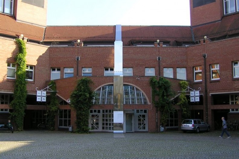 Budynek uniwersytetu w Kassel, fot. CC BY-SA 3.0, https://commons.wikimedia.org/w/index.php?curid=27160