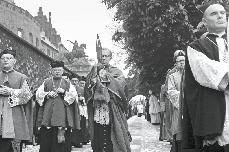 8 maja 1966 r. Wyjście milenijnej procesji ku czci św. Stanisława z Wawelu na Skałkę. Na pierwszym planie dawny katecheta Karola Wojtyły ks. prob. Kazimierz Figlewicz (1903-83), kanonik kapituły katedralnej i kustosz skarbów wawelskich, postać wielce zasłużona dla Kościoła i kultury polskiej. Niesie skarb Katedry Wawelskiej słynną włócznię św. Maurycego, którą w 1000 r. w Gnieźnie Otton III podarował Bolesławowi Chrobremu. To najważniejszy zabytek w Polsce, bo z chwilą jej wręczenia Chrobremu Polska stała się suwerenna. fot. Adam Bujak z albumu 