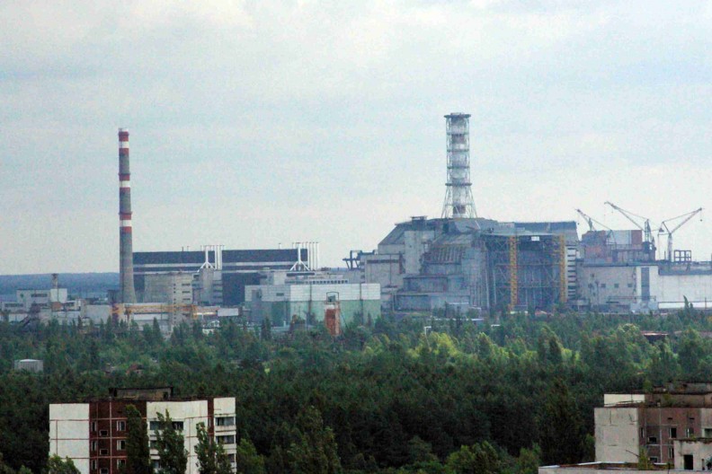 Reaktory nr 3 i 4 elektrowni atomowej w Czarnobylu. Fot. autorstwa Cs szabo z węgierskiej Wikipedii - Na Commons przeniósł z hu.wikipedia użytkownik Saibo z pomocą narzędzia CommonsHelper. (Original: Praca własnaadditional info about the image here), CC BY-SA 3.0, https://commons.wikimedia.org/w/index.php?curid=11101213