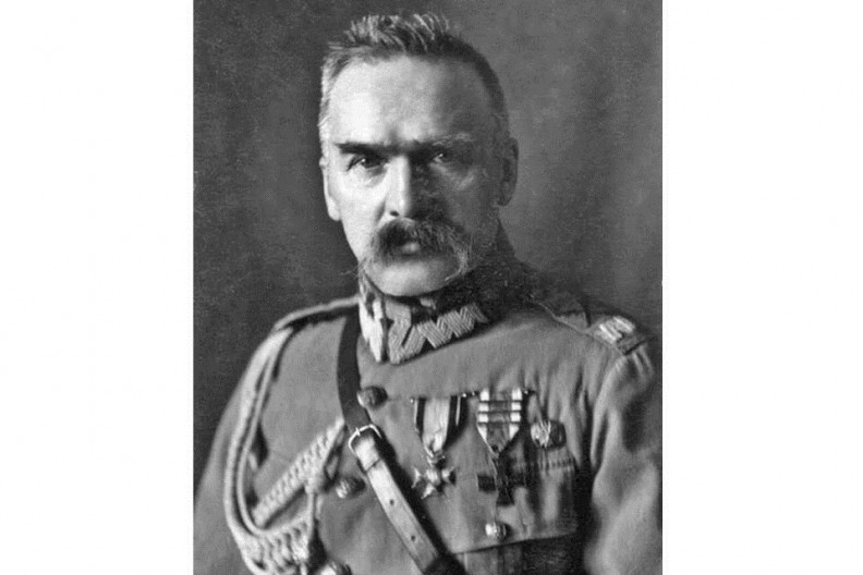 Marszałek Józef Piłsudski, fot. autorstwa Witold Pikiel - fileMuzeum Narodowe w Kielcach syg. MNKi/H/3049Current image source [1], Domena publiczna, https://commons.wikimedia.org/w/index.php?curid=165707