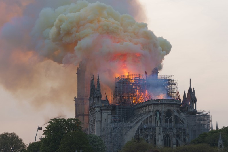 Pożar zabytkowej, monumentalnej katedry Notre-Dame to znak naszych czasów, w których jesteśmy świadkami spychania wiary katolickiej na margines życia społecznego, politycznego… fot. autorstwa GodefroyParis - Praca własna, CC BY-SA 4.0, https://commons.wikimedia.org/w/index.php?curid=78090147