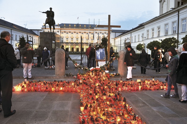 Na wieść o tragedii smoleńskiej mieszkańcy Warszawy zaczęli spontanicznie zbierać się i wspólnie modlić przed Pałacem Prezydenckim na Krakowskim Przedmieściu. Polacy znów jednoczyli się pod znakiem krzyża. Fot. Adam Bujak, „Pogrzebana prawda”.