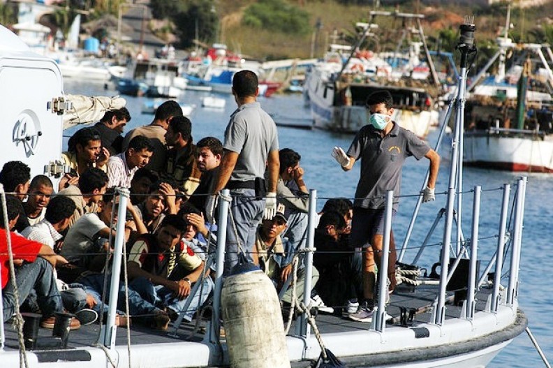 Nielegalni imigranci wciąż próbują dostać się na Stary Kontynent. Tutaj grupa przybyła na włoską wyspę Lampedusa. Fot. autorstwa Sara Prestianni / Noborder Network, CC BY 2.0, https://commons.wikimedia.org/w/index.php?curid=13291993