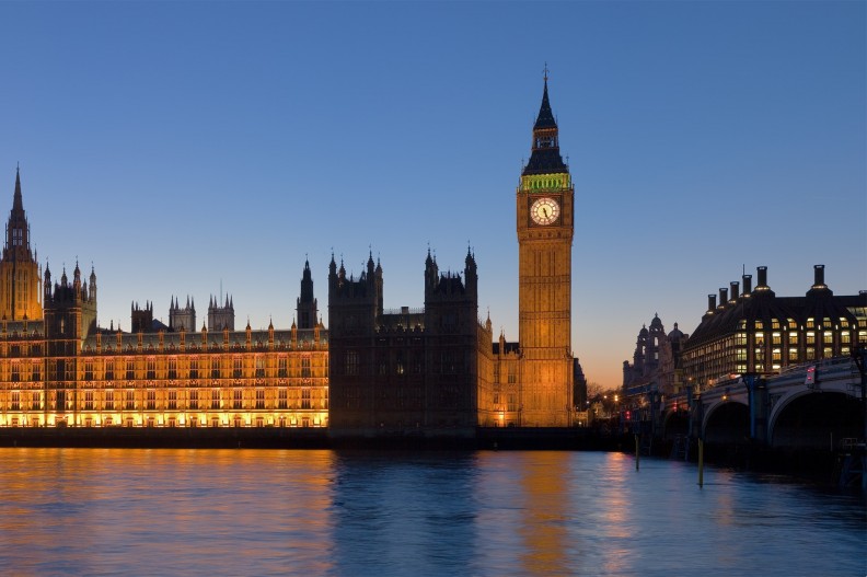 Po Danii i Szwecji zmiany planuje Wielka Brytania. Na zdjęciu kojarzony z Londynem Big Ben i Pałac Westminsterski. Fot. autorstwa Diliff - Praca własna, CC BY-SA 2.5, https://commons.wikimedia.org/w/index.php?curid=1634181