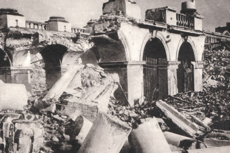 Polska podczas II wojny światowej straciła niewyobrażalnie dużo, a krzywdy te do dzisiaj nie zostały naprawione. Na zdjęciu ruiny Pałacu Saskiego zburzonego przez Niemców w 1944r. Fot. Wikipedia