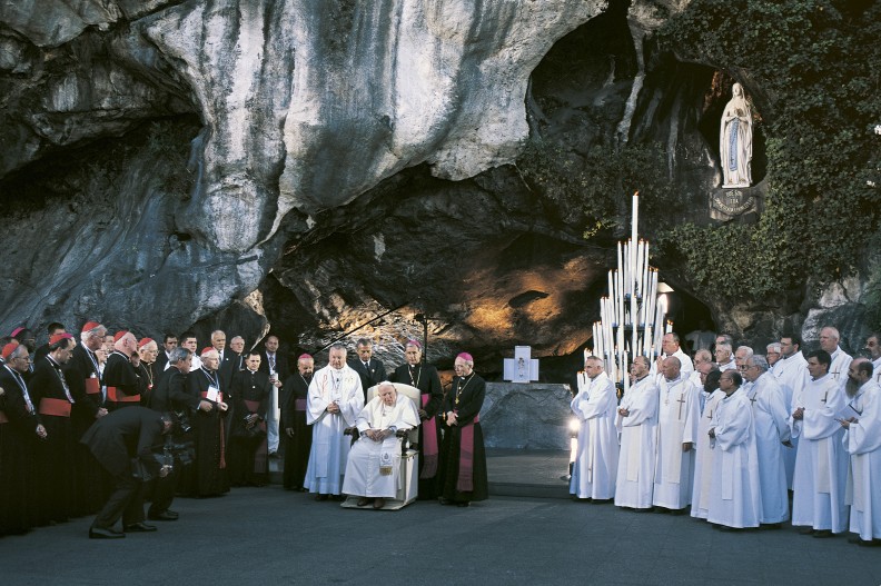 Do Lourdes dwukrotnie pielgrzymował św. Jan Paweł II, który pytał Francję o to, co zrobiła ze swoją wiarą i chrześcijańskimi korzeniami. Fot. Adam Bujak, „Lourdes z Janem Pawłem II”, wyd. Biały Kruk