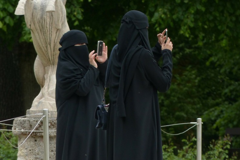 Radykalny islam zmusza kobiety do noszenia tradycyjnych strojów bez względu na okoliczności i pogodę. 