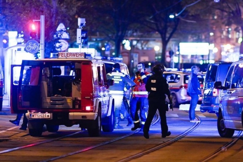 Austriacy zetknęli się już osobiście z islamskim terroryzmem. Na zdjęciu obława policyjna po zamachu w Wiedniu w listopadzie 2020. Fot. autorstwa PAP/EPA/CHRISTIAN BRUNA - https://www.polsatnews.pl/wiadomosc/2020-11-02/wieden-atak-na-synagoge-doszlo-do-strzelaniny/, CC BY-SA 4.0, https://commons.wikimedia.org/w/index.php?curid=97233074 