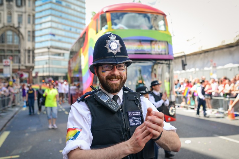 Do szerzenia lewicowej propagandy włączają się także instytucje państwowe czy służby. Na fotografii jedna z londyńskich parad środowisk LGBTQ. Fot. Adrian Snood, CC BY 2.0 <https://creativecommons.org/licenses/by/2.0>, via Wikimedia Commons