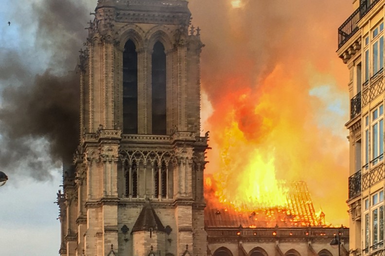 Wiele kościołów francuskich ucierpiało chociażby w wyniku pożarów. Na zdjęciu płonąca w 2019 roku katedra Notre Dame w Paryżu. fot. by LeLaisserPasserA38 - File:Incendie Notre Dame de Paris.jpg, CC BY-SA 4.0, https://commons.wikimedia.org/w/index.php?curid=78291544