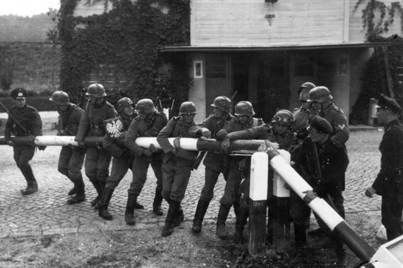 Ile jeszcze pozostałości po II wojnie światowej i zbrodniczym nazizmie ukrywają Niemcy? Na zdjęciu Wehrmacht przekracza granicę Polski – łamanie szlabanu granicznego (niemieckie propagandowe zdjęcie pozowane, wykonane 14 września 1939). 