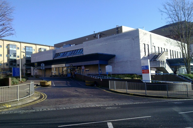 Budynek Croydon University Hospital, w którym doszło do skandalicznego zachowania dyrekcji szpitala. fot. By bob walker from London, UK - Croydon University Hospital, CC BY-SA 2.0, https://commons.wikimedia.org/w/index.php?curid=35584551