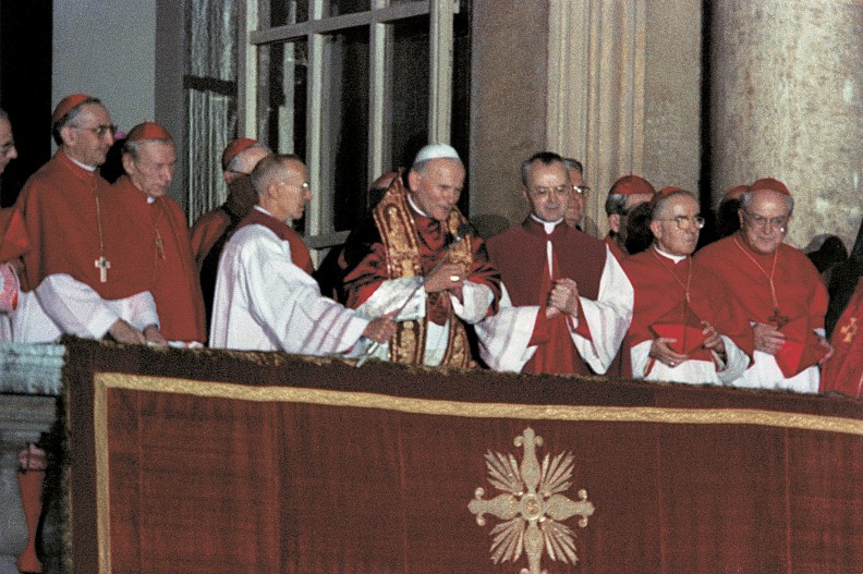 Nowowybrany papież Jan Paweł II przemawia po raz pierwszy do wiernych zgromadzonych na Placu św. Piotra. fot. z albumu 