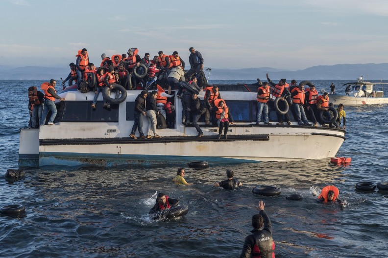 Czy taka łódź to koń trojański? Uchodźcy z Syrii i Iraku w drodze na jedną z greckich wysp. Fot. Ggia, CC BY-SA 4.0 https://creativecommons.org/licenses/by-sa/4.0, Wikimedia Commons