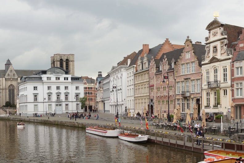 Centrum Gandawy, widok na rzekę Leie. Fot. autorstwa Ludwik Rey - Praca własna, CC BY-SA 3.0, https://commons.wikimedia.org/w/index.php?curid=32594604