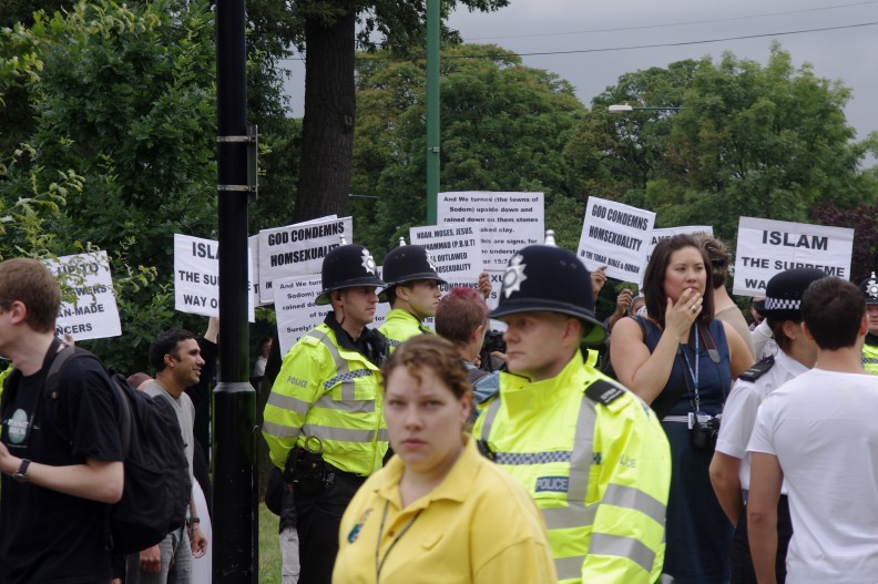 Islamscy aktywiści anty-LGBT protestujący podczas jednego z marszów „tęczowych” środowisk w Nottingham w Wielkiej Brytanii. Fot. By mattbuck (category) - Own work by mattbuck., CC BY-SA 3.0, https://commons.wikimedia.org/w/index.php?curid=11117835