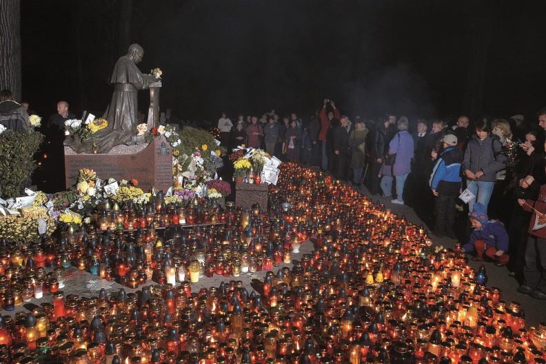 Pomnik św. Jana Pawła II wg projektu Czesława Dźwigaja na cmentarzu Rakowickim, gdzie znajduje się grób rodzinny Wojtyłów. Kraków pamięta i zawsze będzie pamiętał o niezwykłym metropolicie krakowskim, który jako papież przewodził całemu Kościołowi w latach 1978–2005. Fot. Adam Bujak