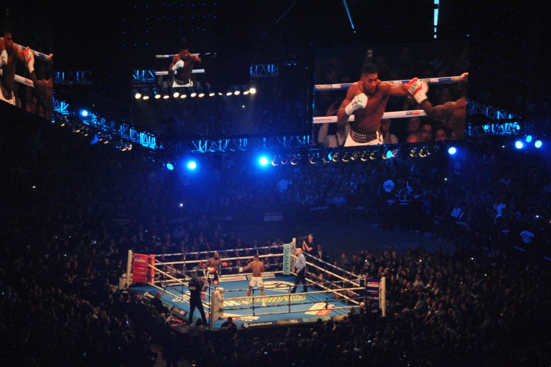 Anthony Joshua (w białych spodenkach) walczący z  Carlosem Takam, Cardiff, 2017. Fot. By Seth Whales - Own work, CC BY-SA 4.0, https://commons.wikimedia.org/w/index.php?curid=63700581