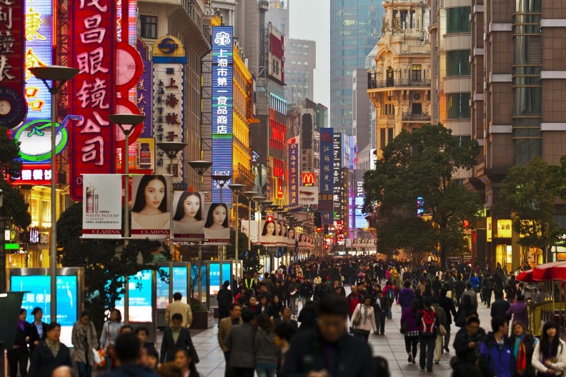 Relacje USA z Chinami to ważna kwestia dla wielu gospodarek świata. Na zdjęciu ulica Nankińska w Szanghaju. Fot. autorstwa Mgmoscatello - Praca własna, CC BY-SA 3.0, https://commons.wikimedia.org/w/index.php?curid=25064957