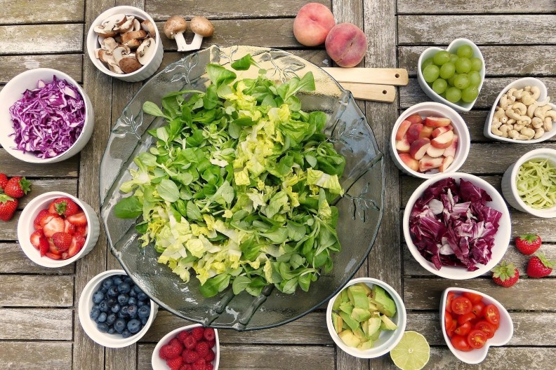 Warzywa i owoce są obecnie podstawą piramidy zdrowego żywienia. Fot. Pixabay