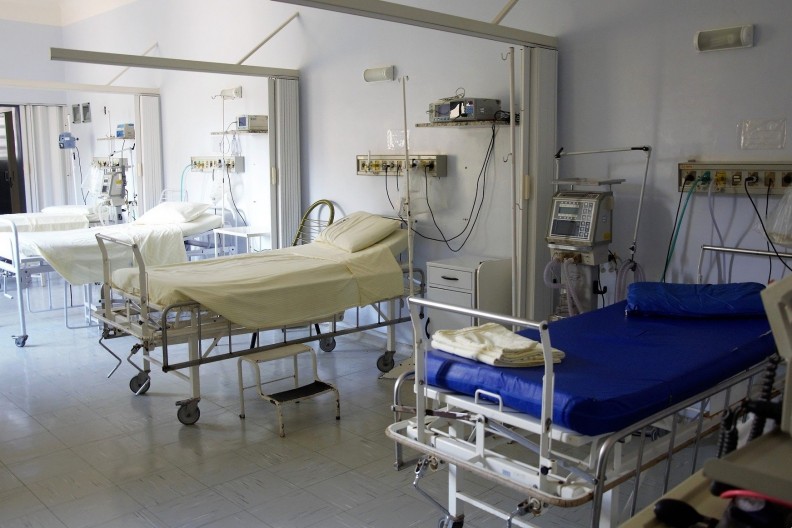 Politycy obawiają się przepełnionych szpitali i przeciążenia służby zdrowia. fot. Pixabay