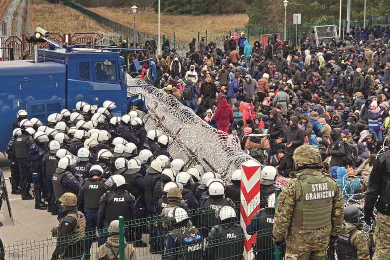 15 listopada br. migranci opuścili obozowisko, przemieścili się – pod kontrolą białoruskich służb – pod przejście graniczne w Kuźnicy  i rozpoczęli szturm. Fot. niebywalesuwalki.pl