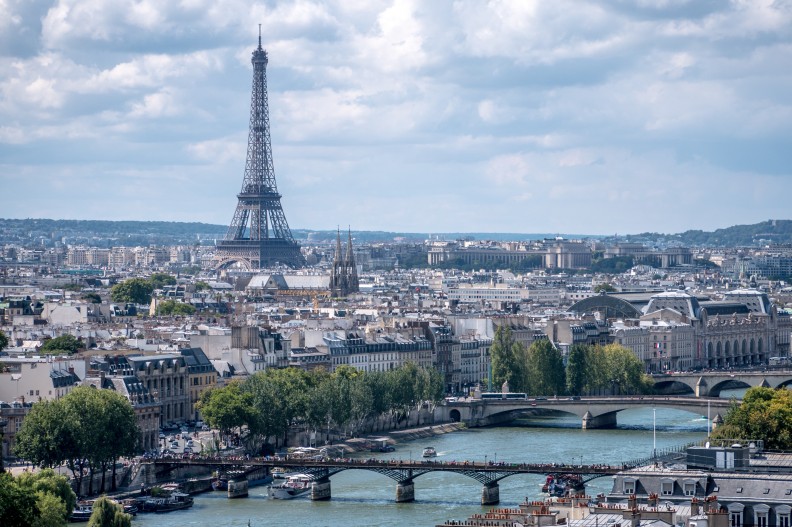 Wieści, jakie docierają znad Sekwany nie są pomyślne. Czy wygrana prawicowego kandydata na prezydenta zmieni ten stan rzeczy? Fot. par Yann Caradec from Paris, France — La Tour Eiffel vue de la Tour Saint-Jacques, CC BY-SA 2.0, https://commons.wikimedia.org/w/index.php?curid=34933538