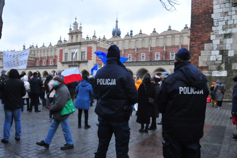 Czy ludzie gromadzący się na manifestacjach 