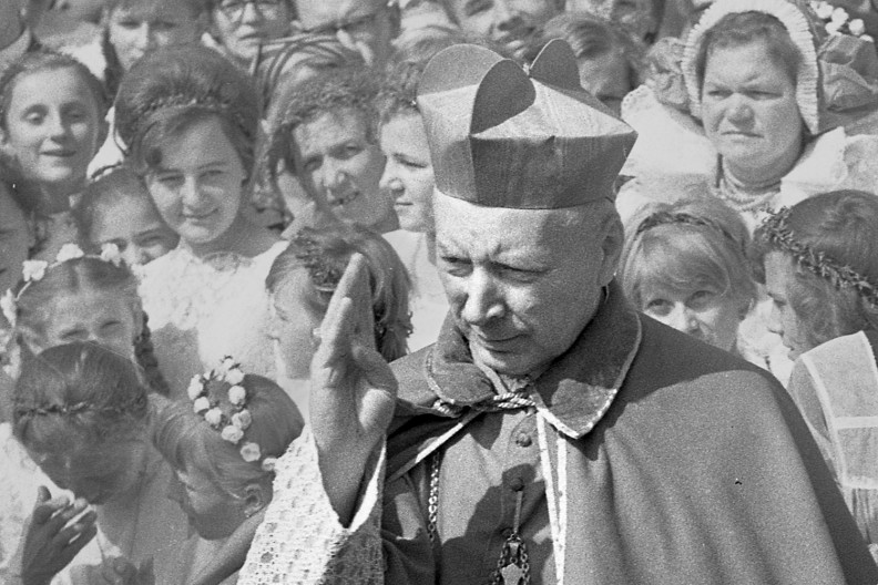 Prymas Wyszyński błogosławi wiernych podczas procesji w sanktuarium w Kalwarii Zebrzydowskiej, 16 sierpnia 1964r. Fot Adam Bujak z albumu 