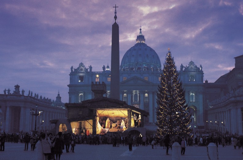 Tradycyjna bożonarodzeniowa szopka i choinka przed rzymską Bazyliką św. Piotra w 2000 r. – w trakcie Wielkiego Jubileuszu. Fot. Adam Bujak 