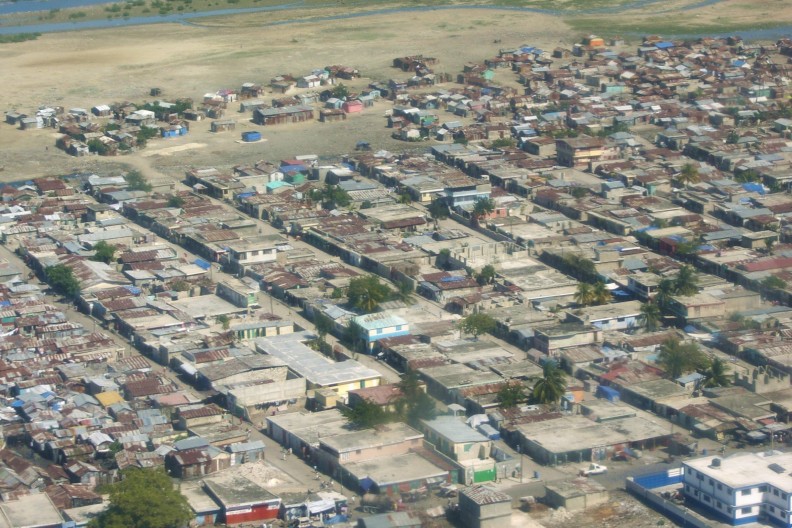 Widok z lotu ptaka na slumsy Cité Soleil będące częścią obszaru metropolitalnego Port-au-Prince, stolicy Haiti. Fot. Par Bruno Le Bansais — Travail personnel, CC BY-SA 3.0, https://commons.wikimedia.org/w/index.php?curid=12865233