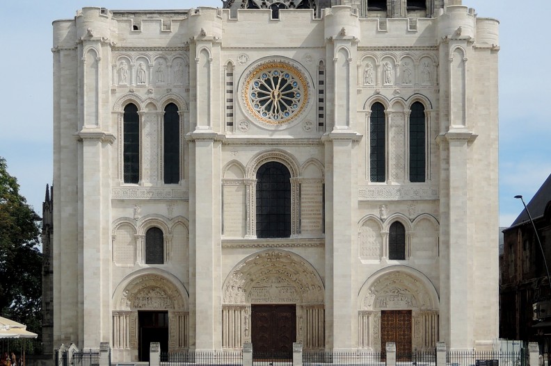 Fasada sprofanowanej bazyliki Saint-Denis pod Paryżem. Fot. by Thomas Clouet - Own work, CC BY-SA 4.0, https://commons.wikimedia.org/w/index.php?curid=42109690