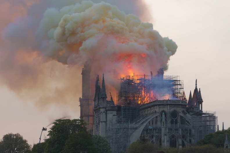Wiele francuskich kościołów ucierpiało z powodu podpaleń. Na zdjęciu paryska katedra Notre Dame, której pożar w 2019 r. wstrząsnął opinią publiczną. Fot. autorstwa GodefroyParis - Praca własna, CC BY-SA 4.0, https://commons.wikimedia.org/w/index.php?curid=78090147