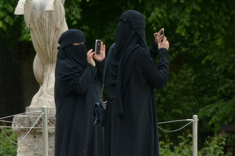 Muzułmanie w krajach, do których przybywają, tworzą społeczności żyjące według własnych reguł. 