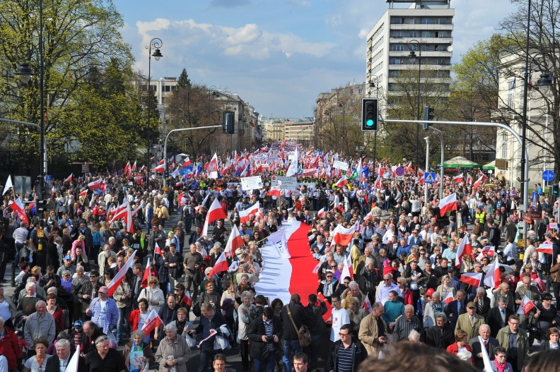 Duch patriotyzmu i obrony polskiej tożsamości wciąż trwa w naszym narodzie. Na zdjęciu marsz 