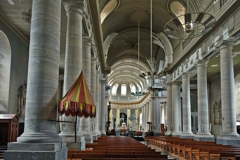 Wnętrze bazyliki Saint-Gervais w Avranches, w której doszło do niebezpiecznego incydentu. Fot. par Ptyx — Travail personnel, CC BY-SA 4.0, https://commons.wikimedia.org/w/index.php?curid=66339019