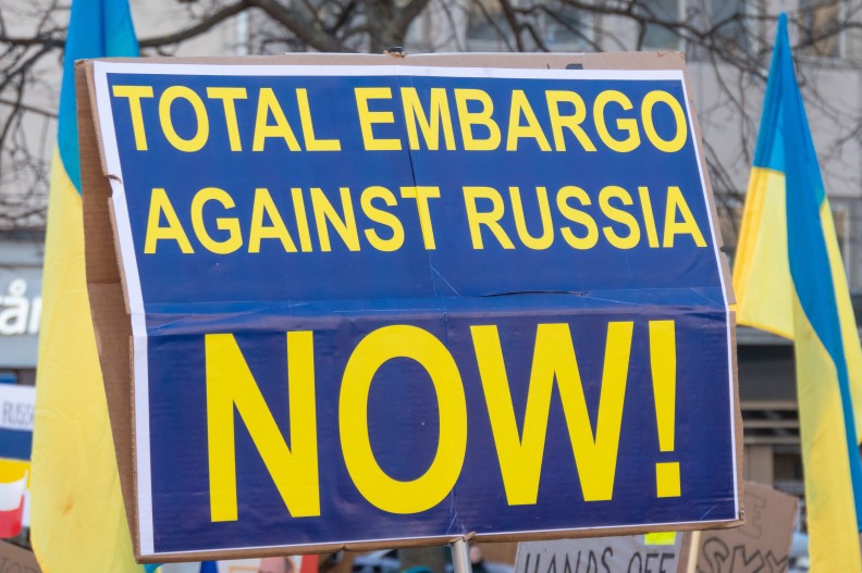 Rosyjska napaść na Ukrainę wywołała wiele protestów. Tutaj napis niesiony na manifestacji w Sztokholmie 27 lutego 2022. fot. Autorstwa Frankie Fouganthin - Praca własna, CC BY-SA 4.0, https://commons.wikimedia.org/w/index.php?curid=115622555  