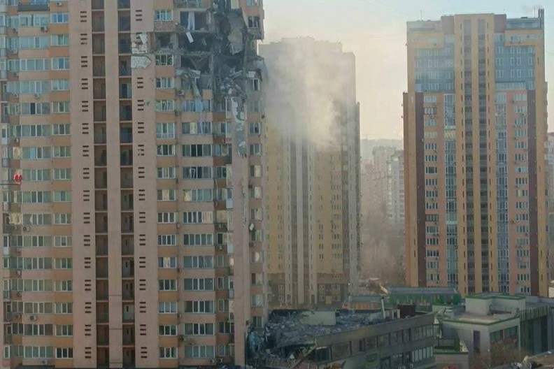 Wieżowiec mieszkalny w Kijowie ostrzelany przez Rosjan w sobotę 26 lutego 2022. fot. autorstwa Kyivcity.gov.ua, CC BY 4.0, https://commons.wikimedia.org/w/index.php?curid=115566147 
