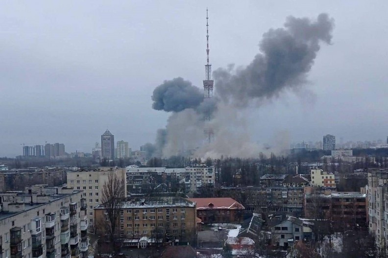 Moment bombardowania wieży telewizyjnej w Kijowie rosyjskimi rakietami. Fot. autorstwa Mvs.gov.ua, CC BY 4.0, https://commons.wikimedia.org/w/index.php?curid=115680966
