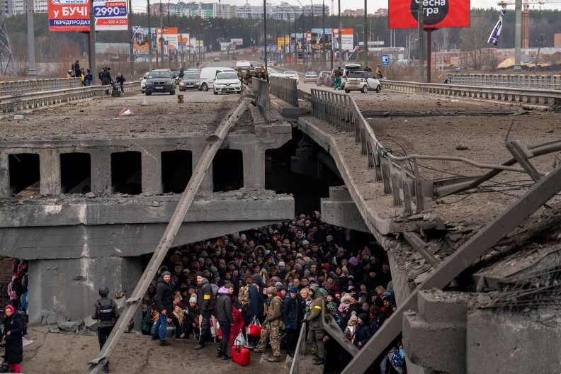 Cywile oczekujący na ewakuację z zagrożonego Kijowa. Fot. autorstwa Mvs.gov.ua, CC BY 4.0, https://commons.wikimedia.org/w/index.php?curid=115859375