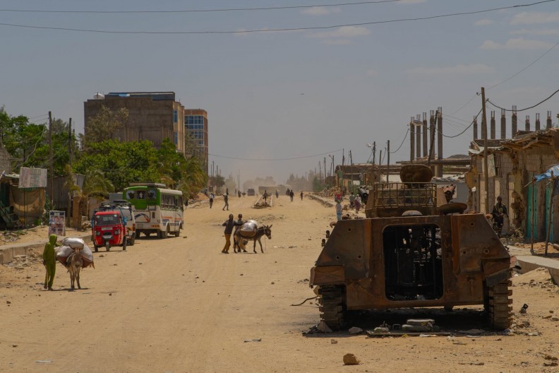 Pojazd opancerzony zniszczony podczas walk w Hawzen, mieście położonym w rejonie Tigray. Fot. Wikipedia