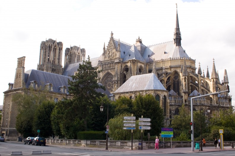 To właśnie Francję św. Jan Paweł II nazwał „najstarszą córą Kościoła”. Co teraz dzieje się z wiarą w kraju nad Sekwaną? Na zdjęciu jeden z najważniejszych francuskich kościołów - katedra w Reims. Fot. autorstwa Ludovic Péron - Praca własna, CC BY-SA 3.0, https://commons.wikimedia.org/w/index.php?curid=2761459