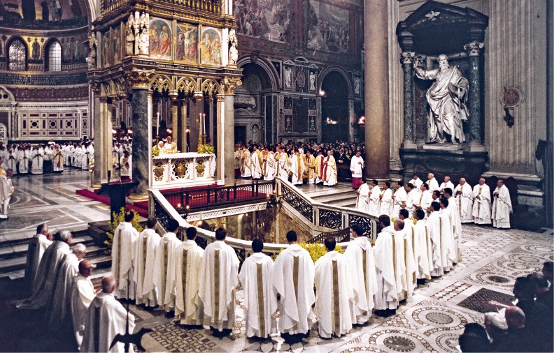 Podczas liturgii Wieczerzy Pańskiej Papież dokonał obrzędu umycia nóg 12 kapłanom i poprowadził procesję z Najświętszym Sakramentem do kaplicy adoracyjnej, gdzie przez dłuższą chwilę modlił się w ciszy. Ofiary na tacę przeznaczono dla najbiedniejszych mieszkańców Kuby. fot. Arturo Mari