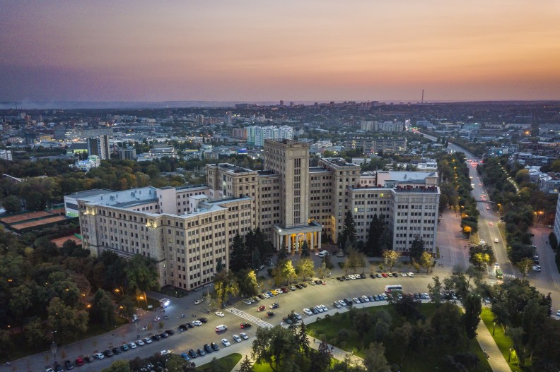 Panorama miasta z widokiem na główny budynek uniwersytetu. Fotografia sprzed rosyjskiej inwazji na Ukrainę w lutym 2022. Fot. Autor: Konstantin Brizhnichenko - Praca własna, CC BY-SA 4.0, https://commons.wikimedia.org/w/index.php?curid=94581270